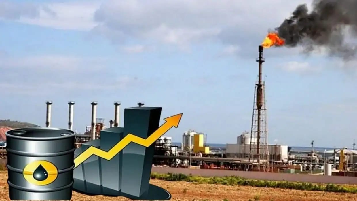 Usine pétrolière avec flamme de gaz et graphique de croissance.