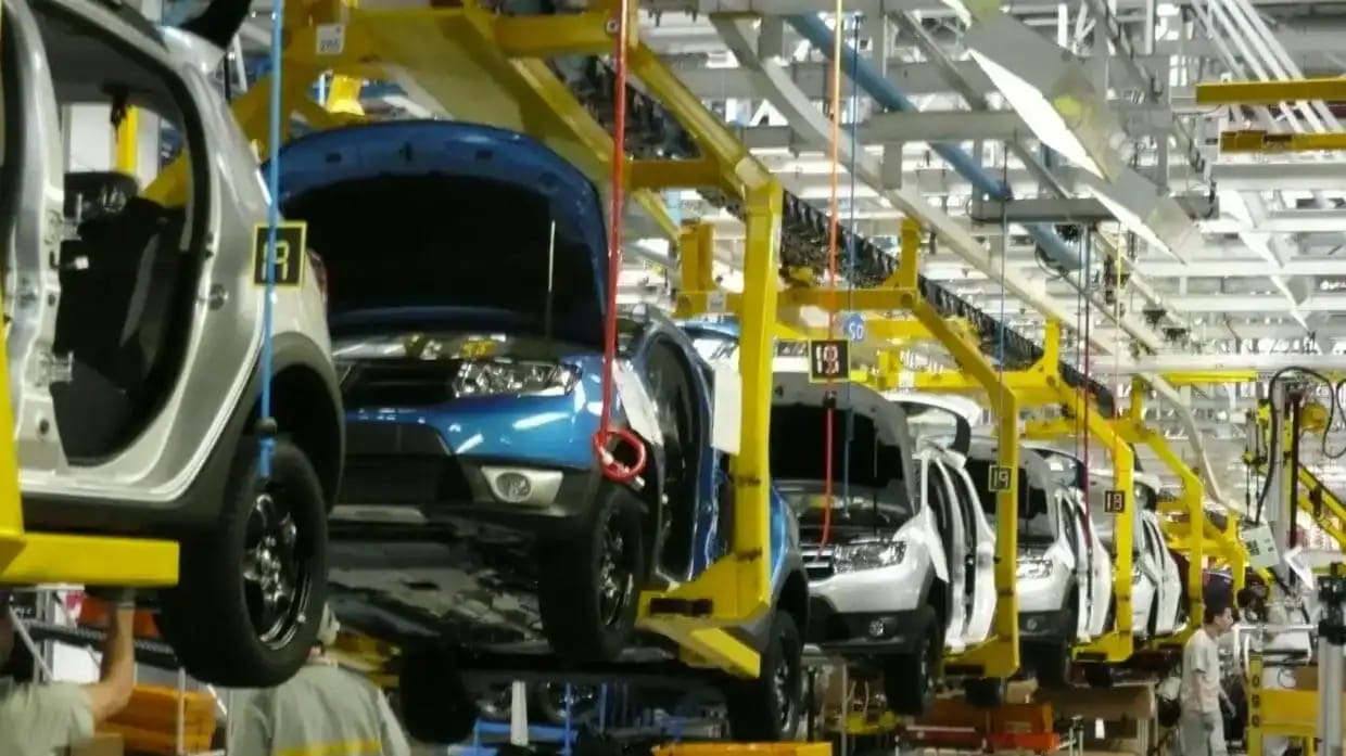Ligne d'assemblage de voitures dans une usine en Algérie.