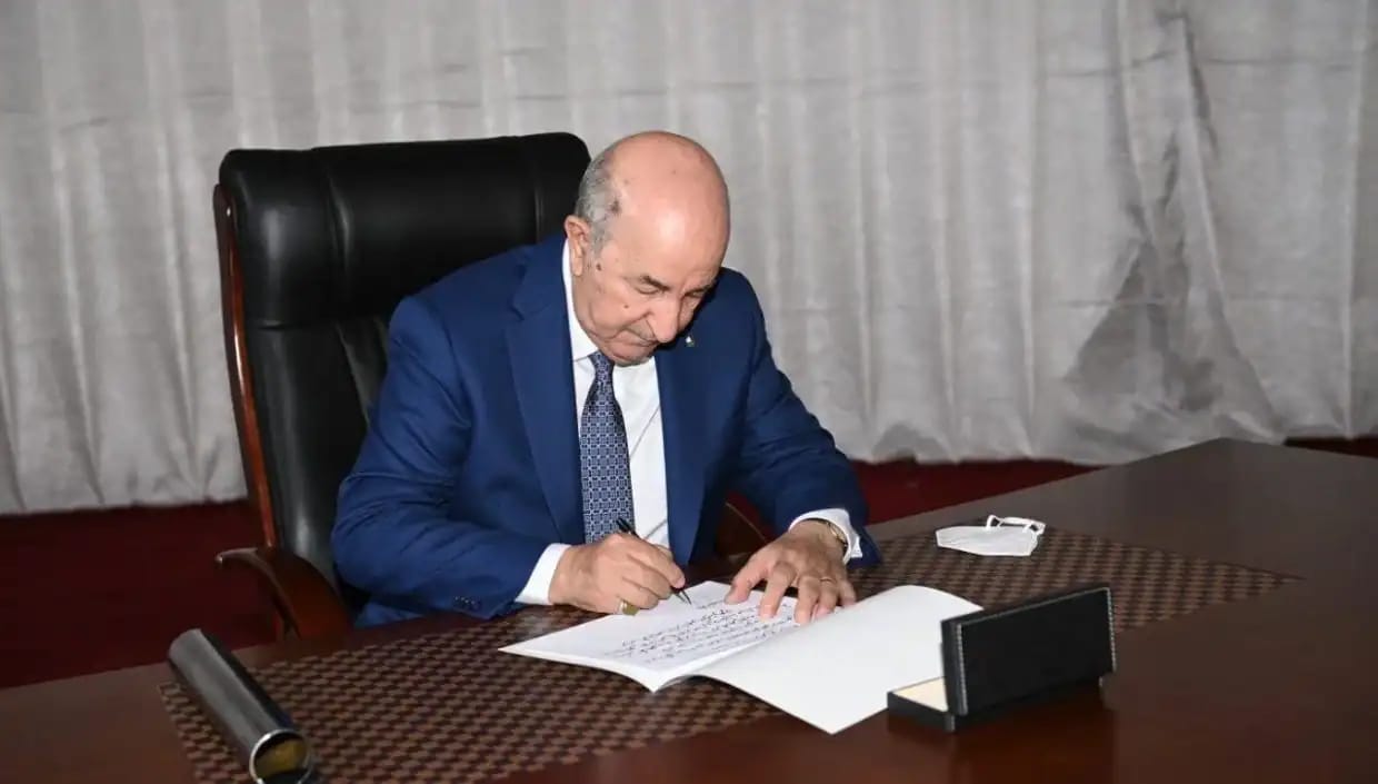 Le président Tebboune en train de signer un document officiel.