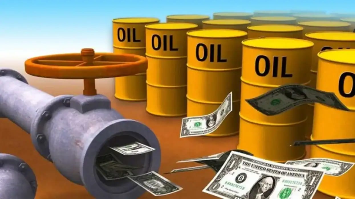 Barils de pétrole avec billets de dollar en circulation.