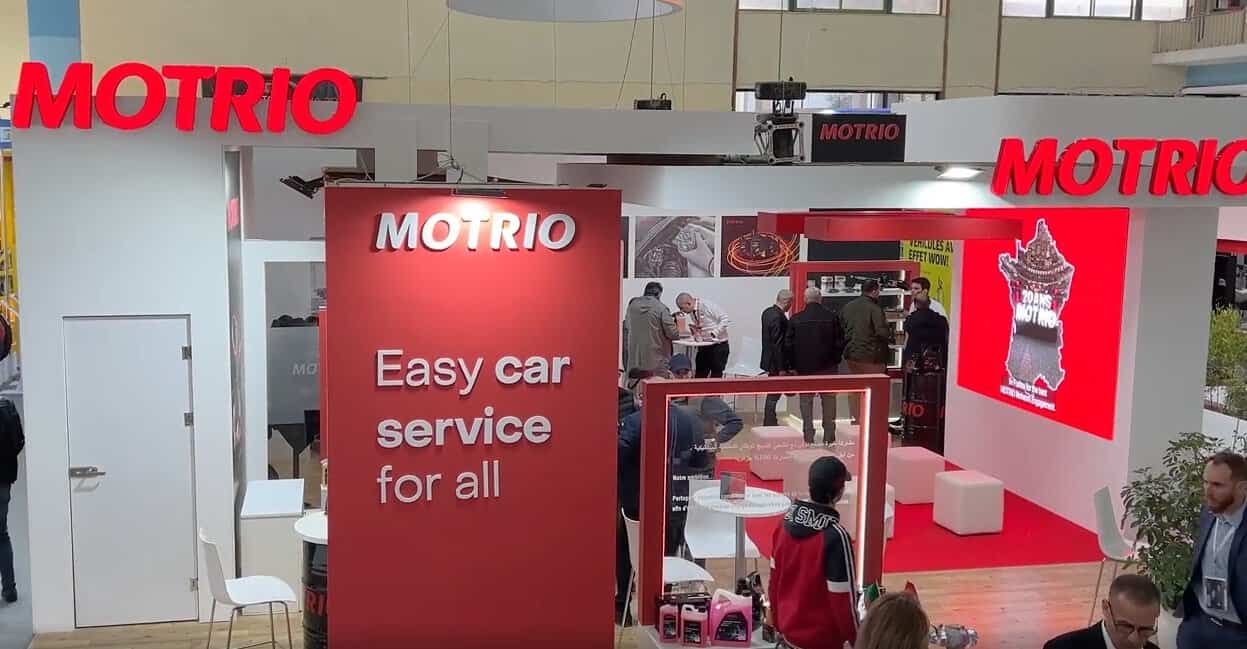 Stand Motrio Algérie avec logo et espace de service automobile.