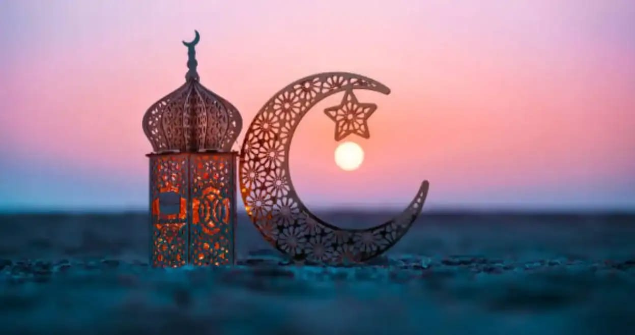 Lanterne traditionnelle et croissant de Ramadan au coucher du soleil.