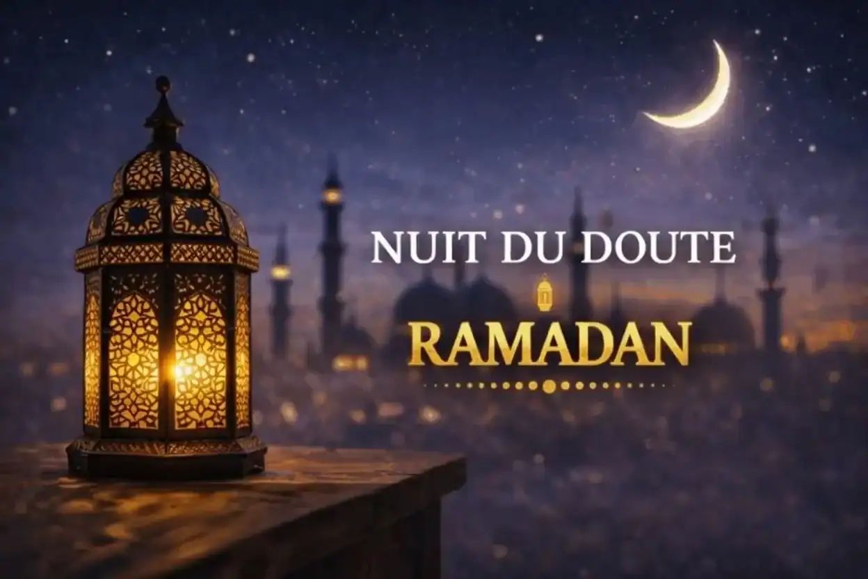 Lanterne illuminée avec la lune et la mosquée en arrière-plan.