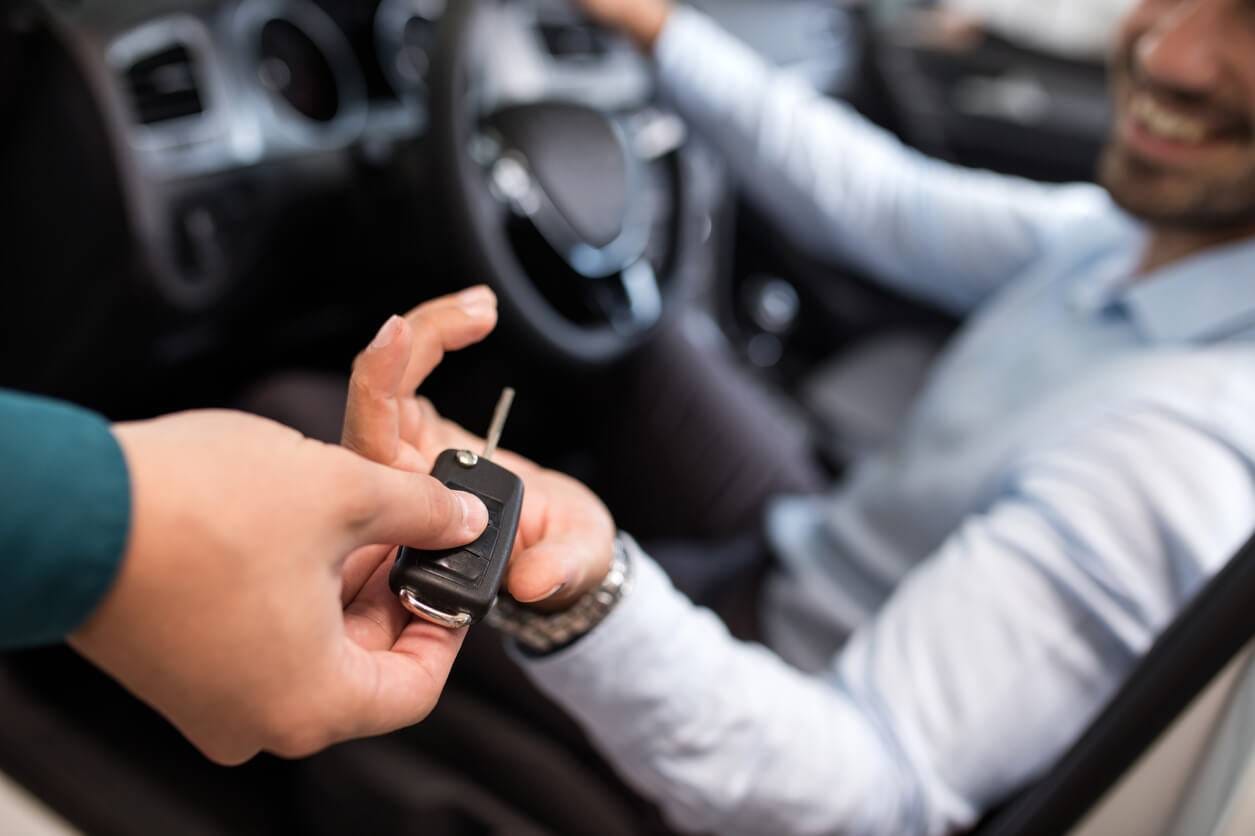 Remise de clés de voiture à un client dans un aéroport en Algérie.
