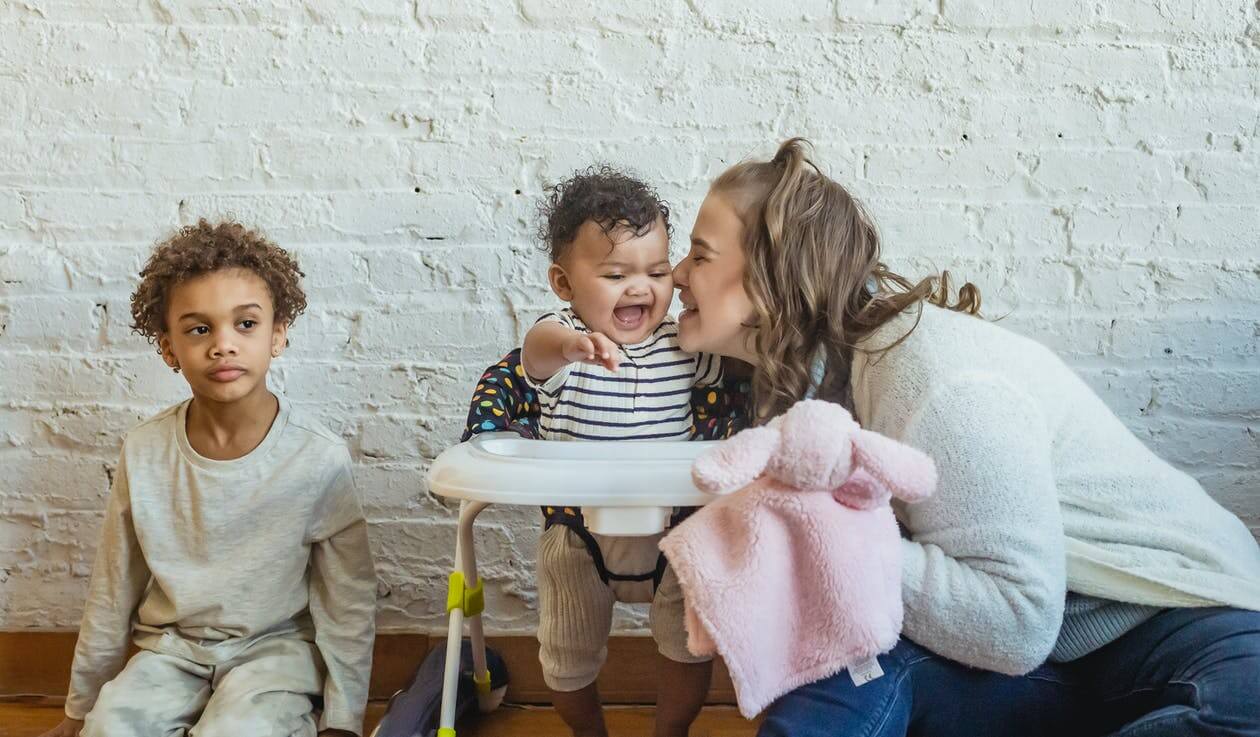 Mère et enfants souriants lors d'une réunion familiale.