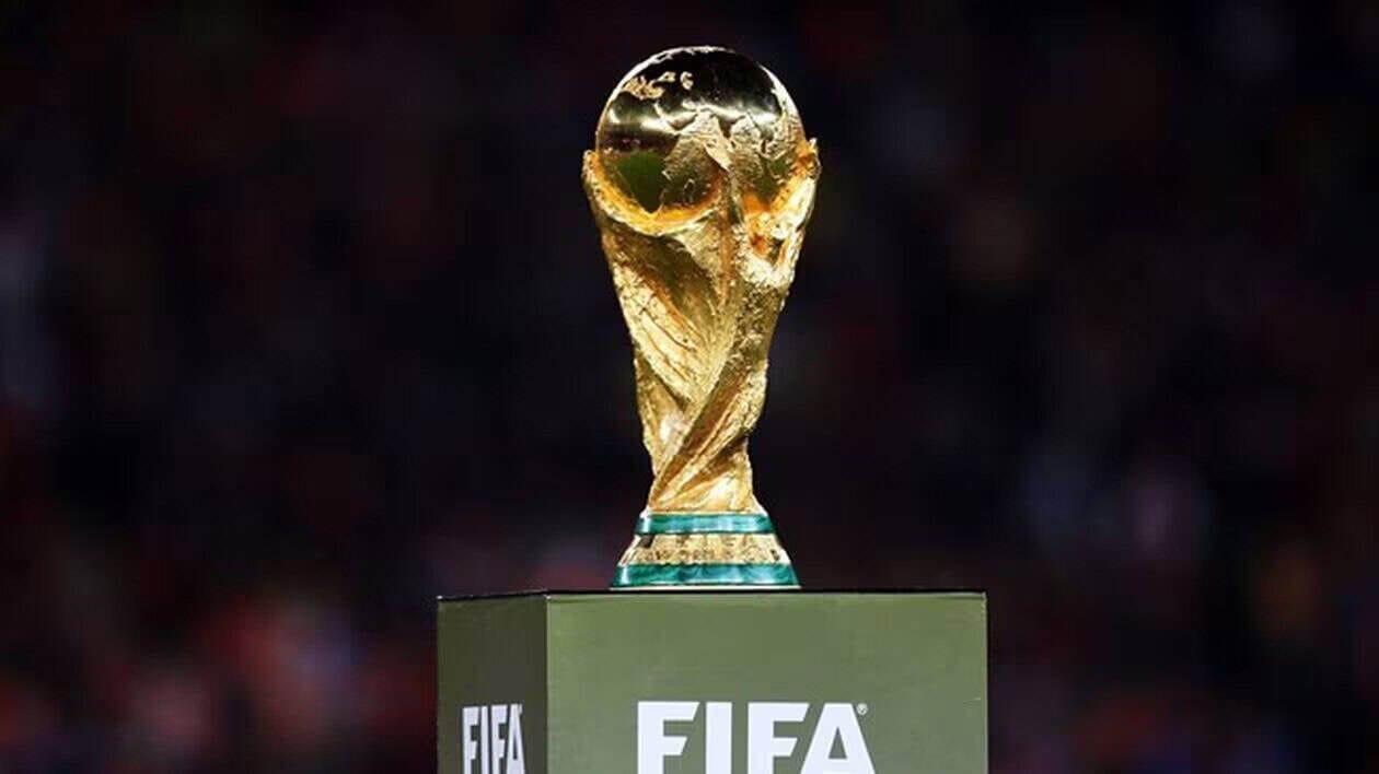 Trophée de la Coupe du Monde FIFA 2022 en or.