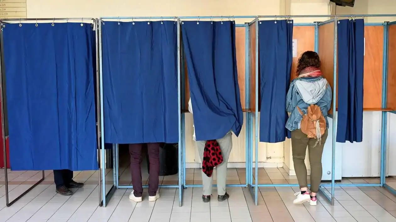 Votants dans des bureaux de vote lors des élections municipales.