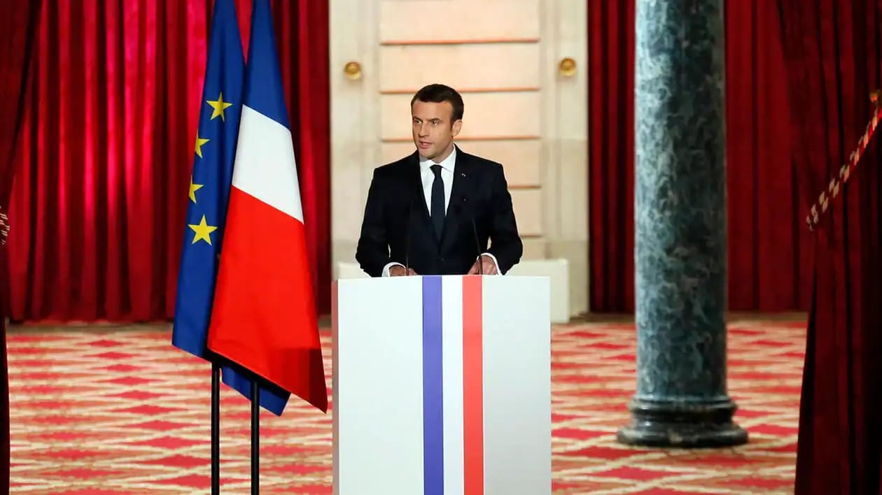 Emmanuel Macron lors d'un discours officiel en Algérie.