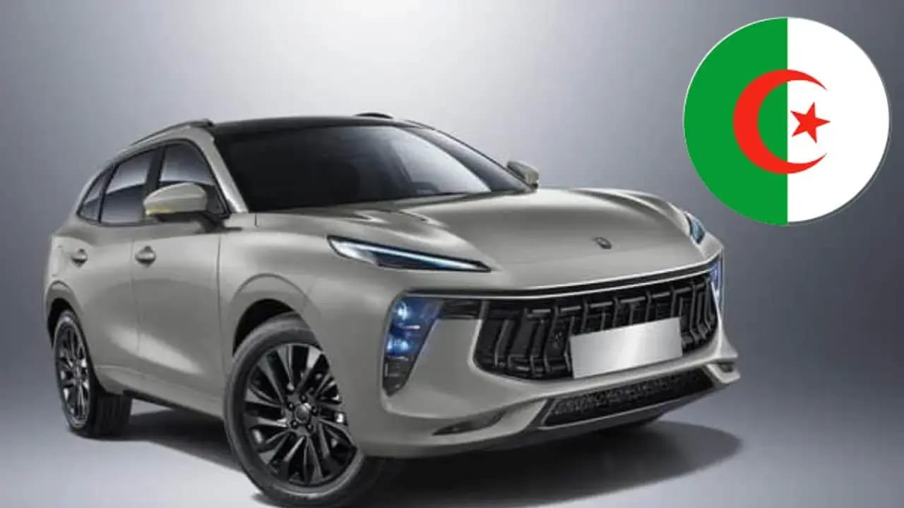 Nouveau SUV Geely avec drapeau algérien en arrière-plan.