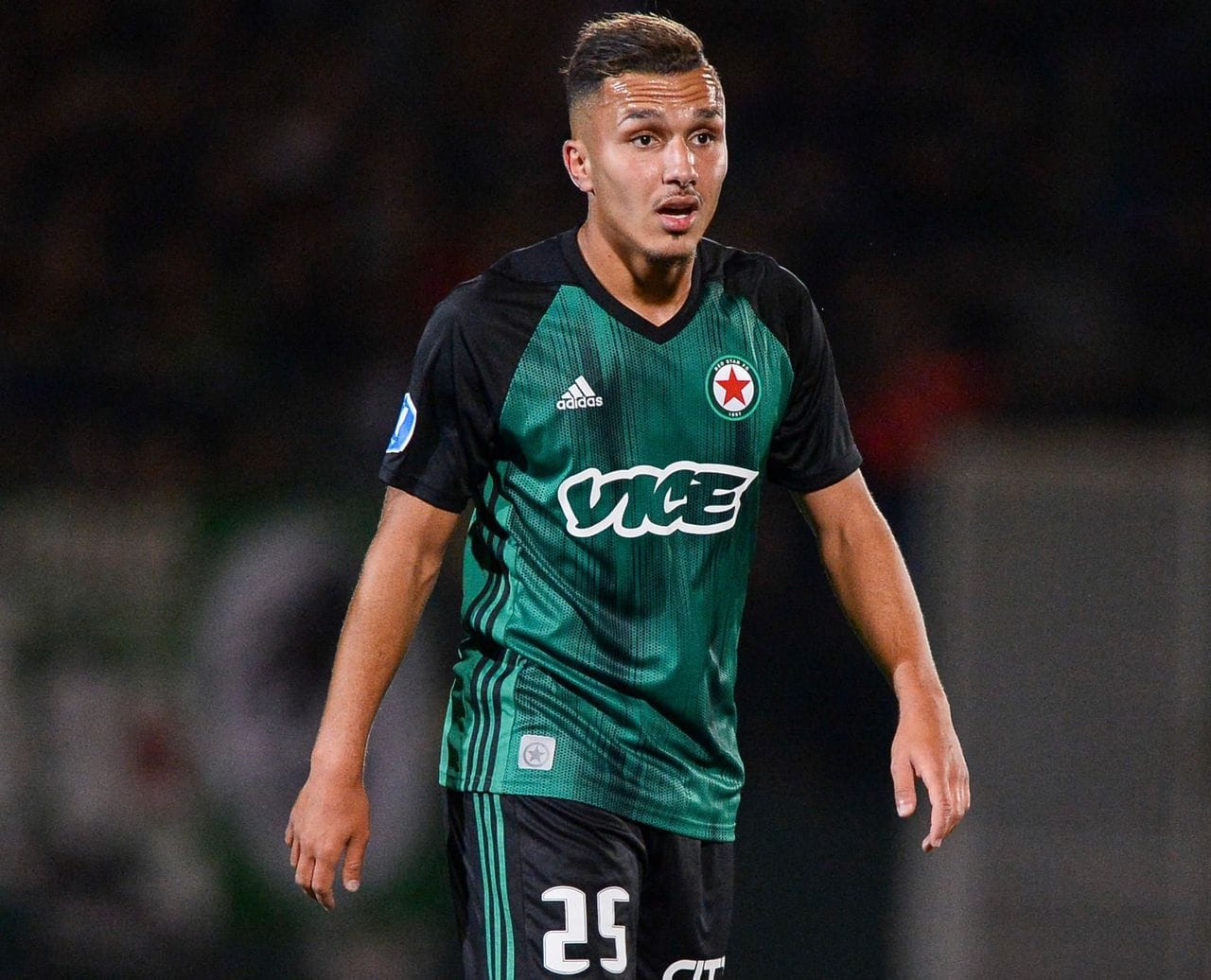 Yanis Hamache en action sur le terrain de football.