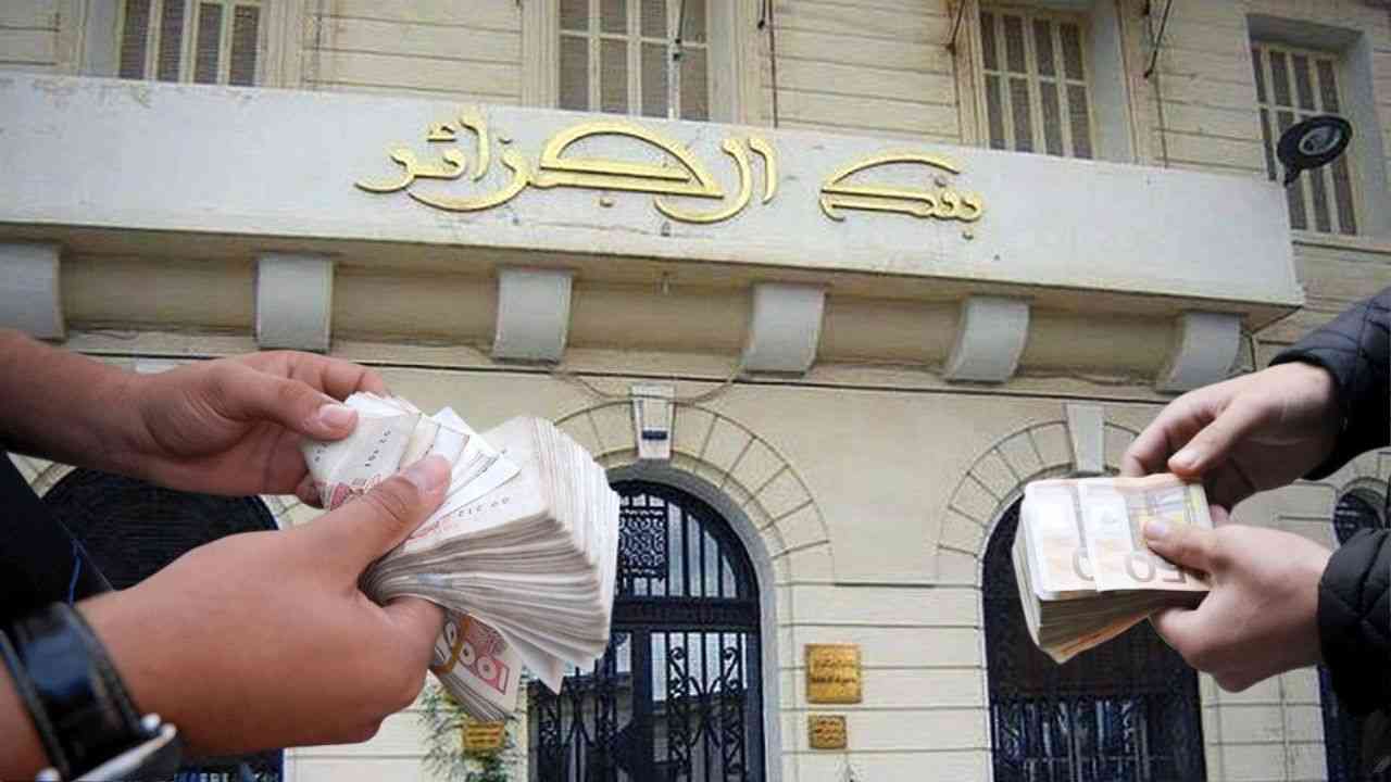 Échange de billets de banque entre deux personnes devant une banque à Alger.
