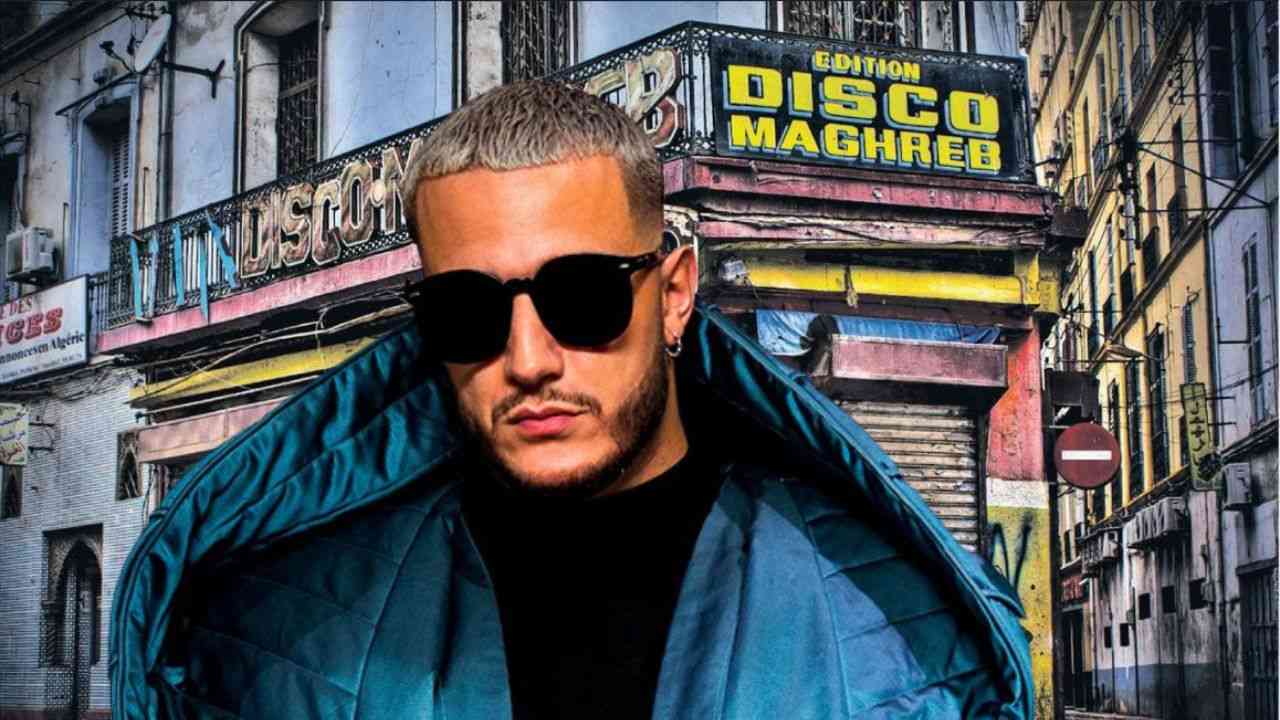 DJ Snake et Daoud Baraka portant des lunettes de soleil dans une rue urbaine.