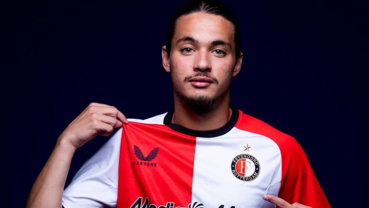 Anis Hadj Moussa portant le maillot de l'AC Milan.