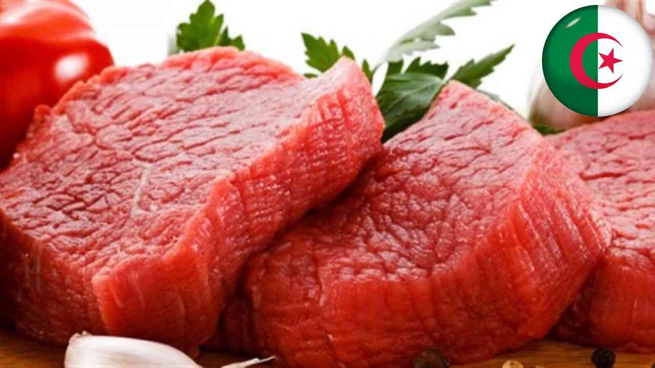 Gros plan sur des morceaux de viande de bœuf fraîche et tendre.