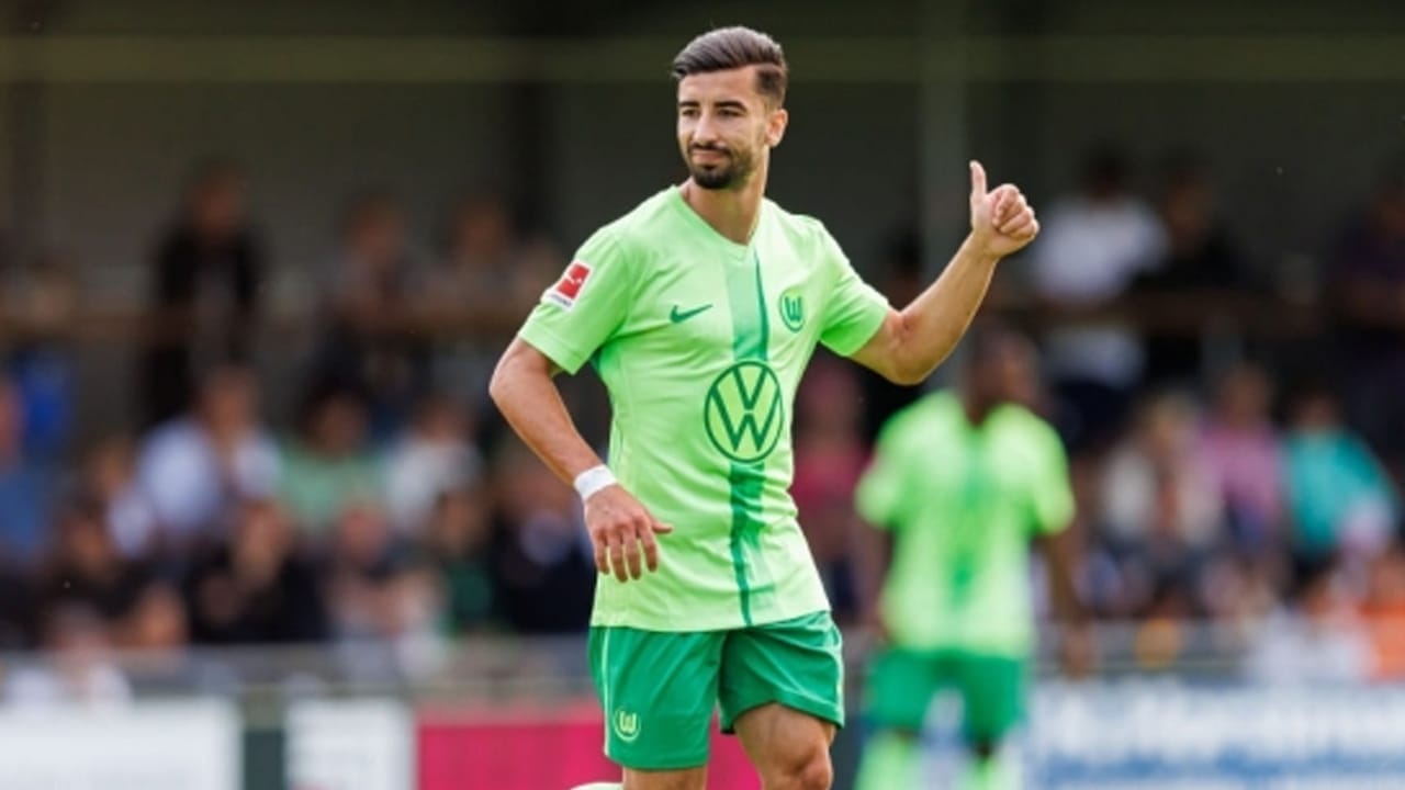 Footballeur algérien Mohamed Amine Amoura lors d'un match.