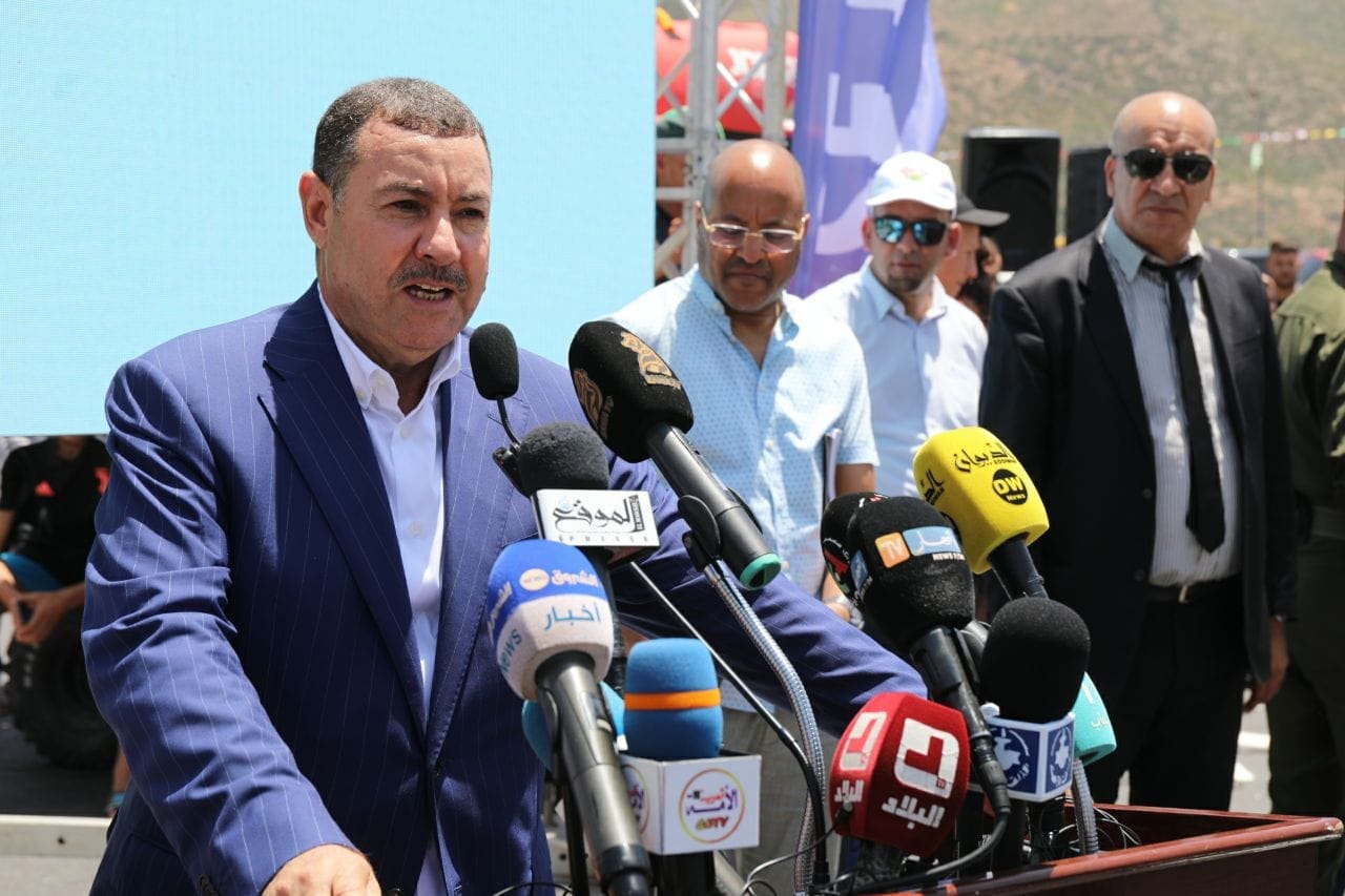 Saïd Sayoud s'adresse à la presse lors d'une conférence au port d'Alger.