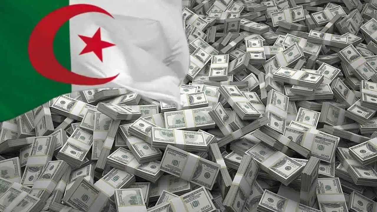 Drapeau algérien flottant sur une mer de billets de dollar américains.