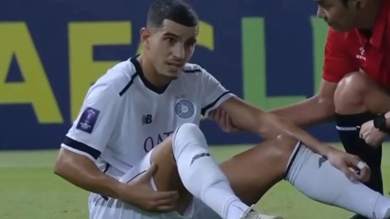 Youcef Atal blessé lors d'un match de football en Algérie.