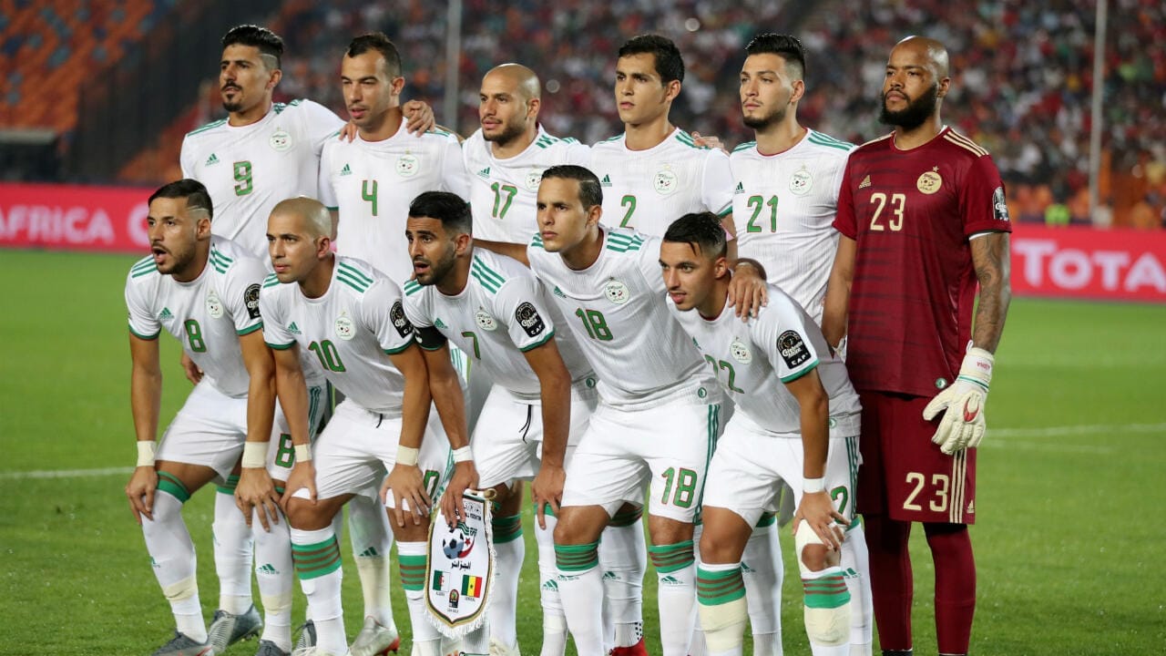 Les joueurs algériens en formation avant un match important.
