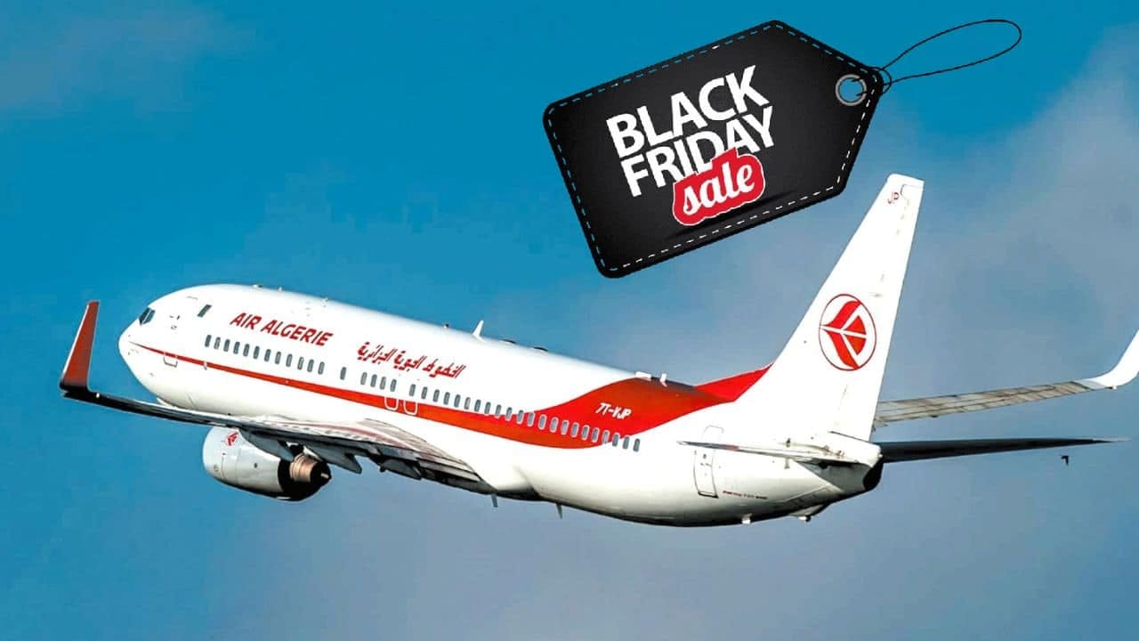 Avion Air Algérie en vol avec étiquette Black Friday.