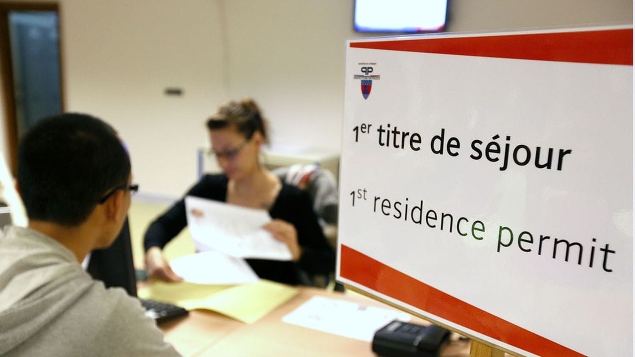 Dématérialisation des titres de séjour en France