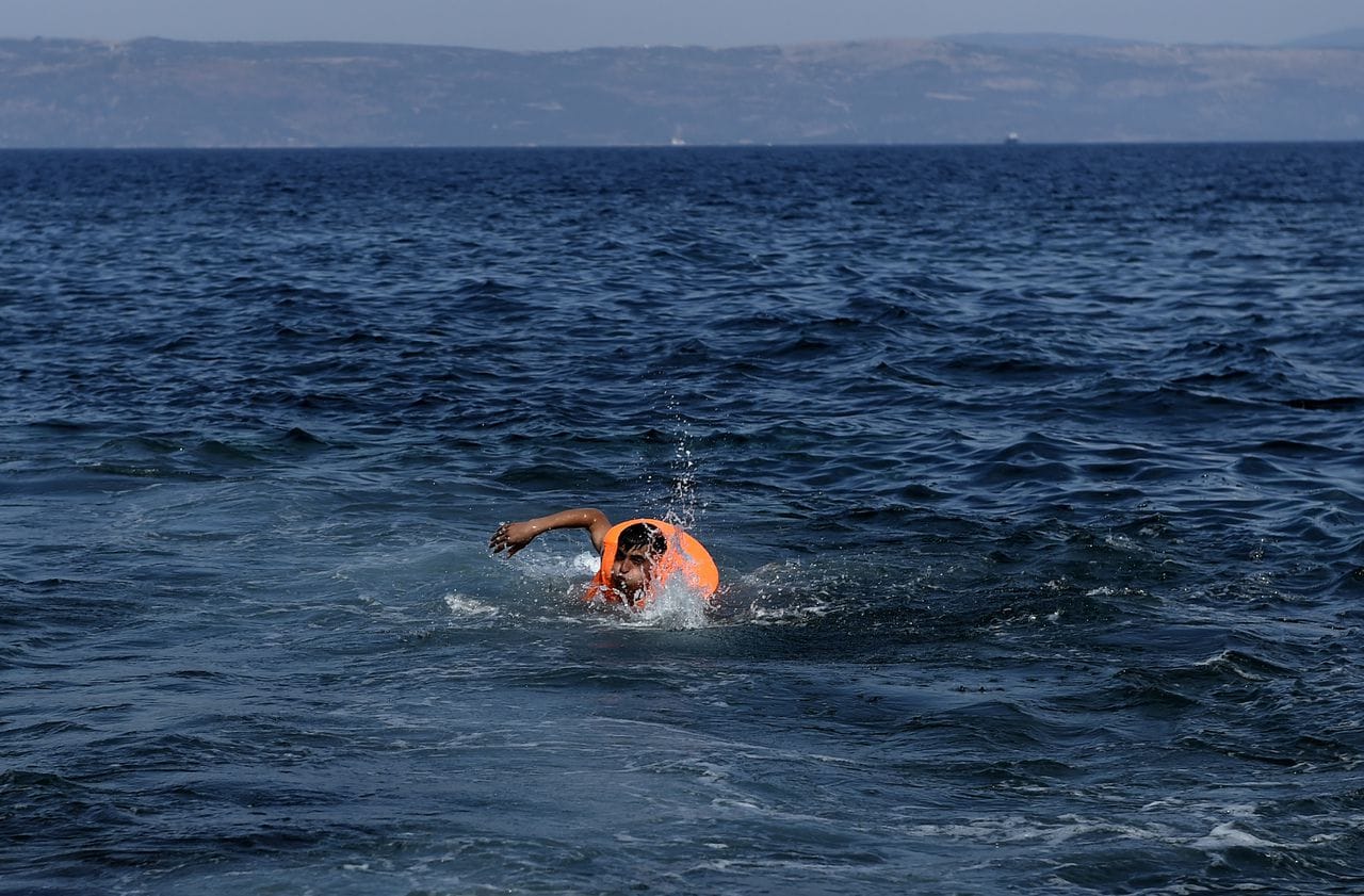 Ce Migrant Marocain brave la mer pour rejoindre l’Espagne à la nage : une traversée risquée qui captive l’attention