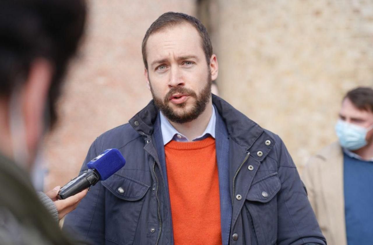Damien Rieu s'exprime lors d'une interview avec un microphone.