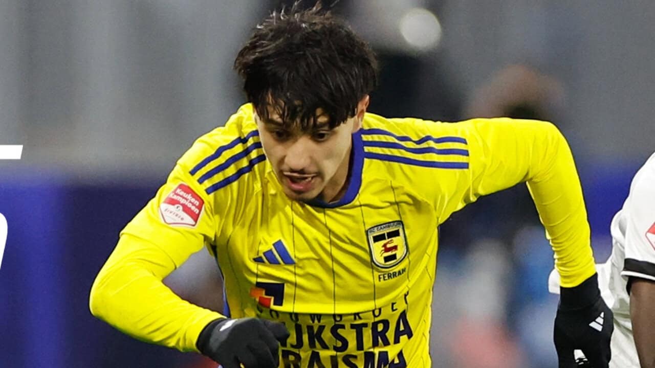 Ichem Ferrah en mouvement lors d'un match de football avec Cambuur.