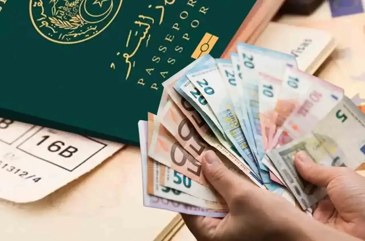 Argent en euros avec passeport algérien et billet d'avion.