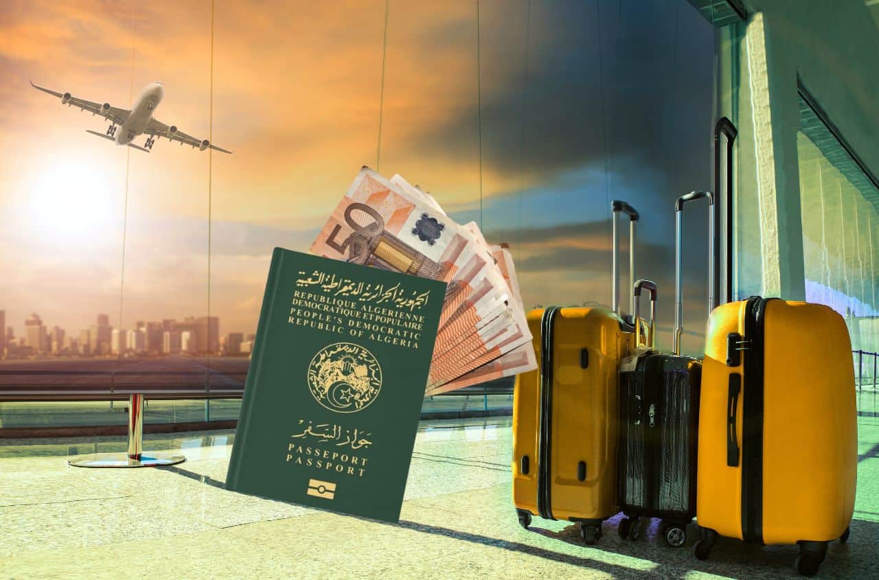 Bagages, passeport et billets d'avion dans un aéroport.