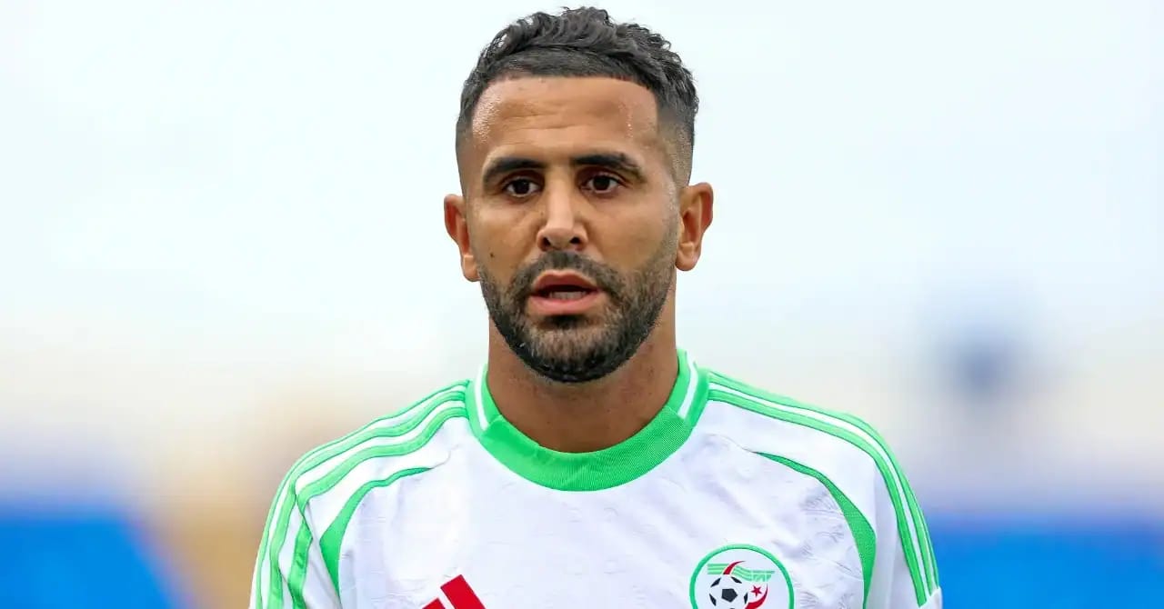 Riyad Mahrez portant le maillot de l'équipe nationale d'Algérie.