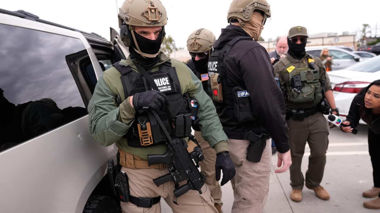 Policiers armés en intervention lors d'une opération aux USA.