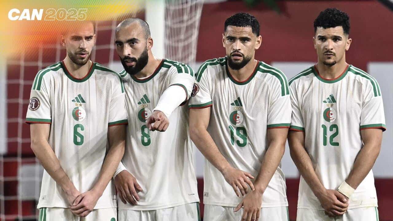 Joueurs de l'équipe d'Algérie en maillots blancs lors d'un match.