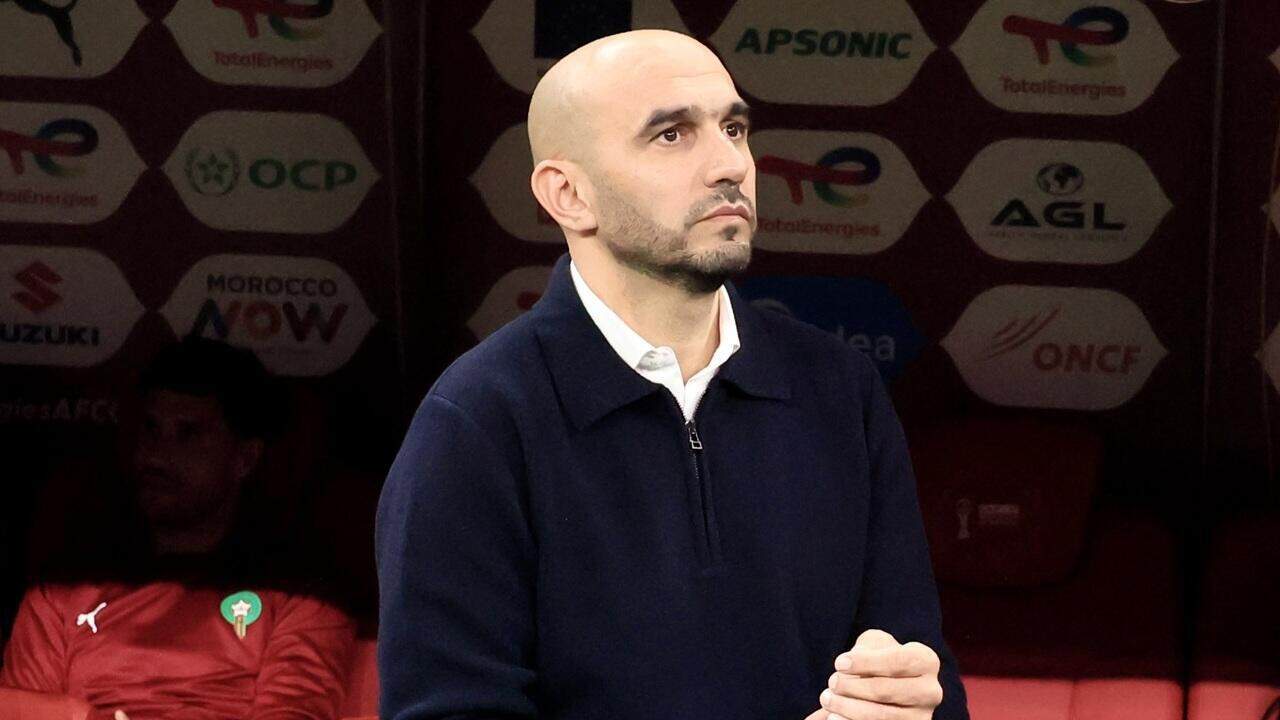 Walid Regragui, entraîneur marocain, lors d'une conférence sportive.