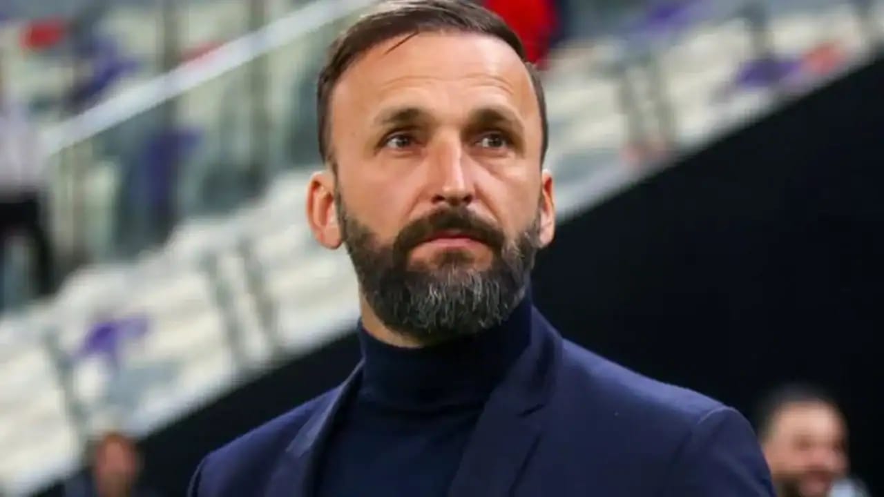 Ramović en costume lors du match contre CR Belouizdad.