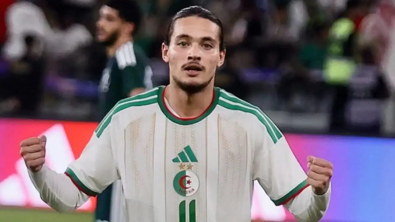 Algérie-Zambie : Hemdani passe son premier test avec succès Anis Hadj Moussa portant le maillot de l'équipe nationale algérienne.