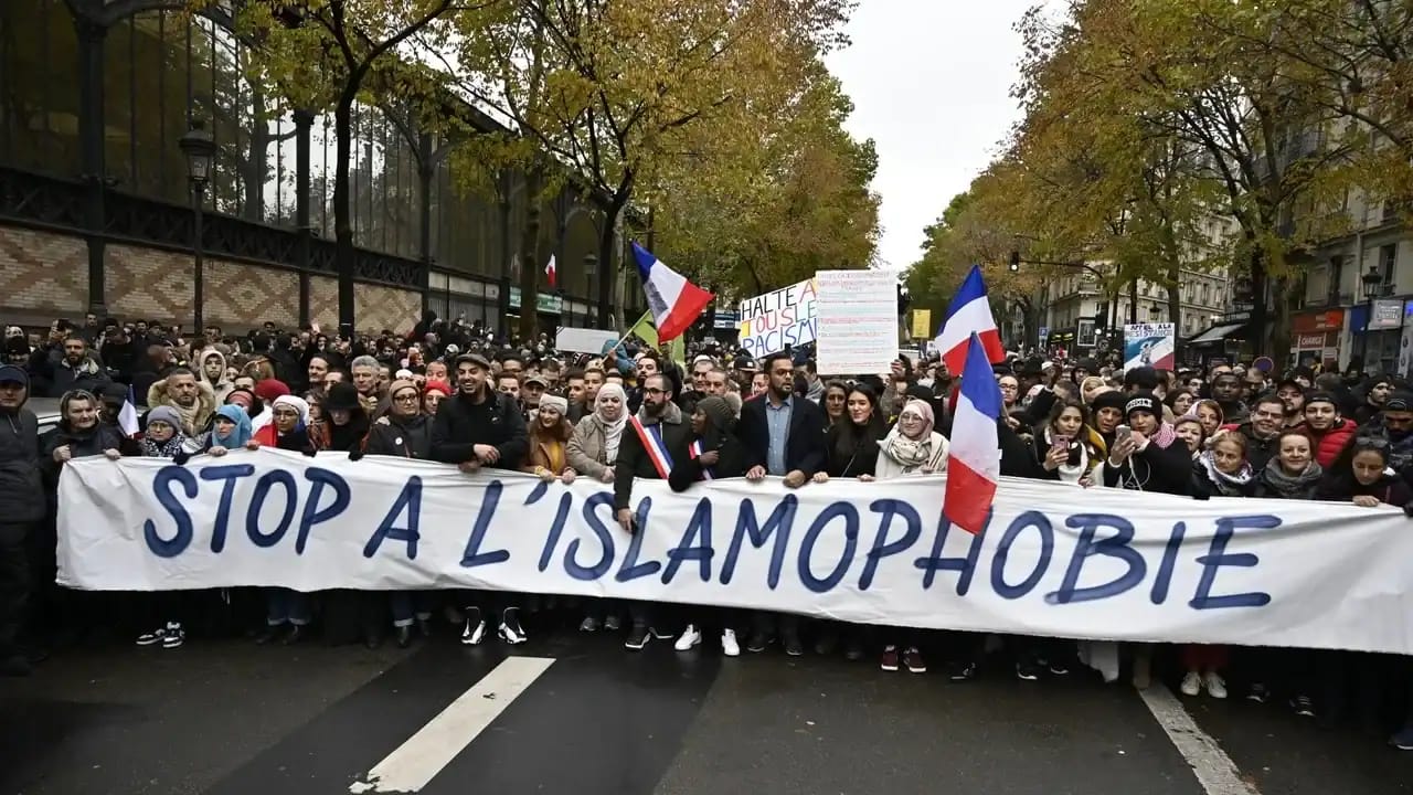 Manifestation avec pancarte "Stop à l'islamophobie" en France.