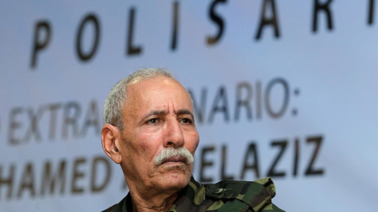 Homme âgé en uniforme militaire lors d'une conférence sur le Sahara Occidental.
