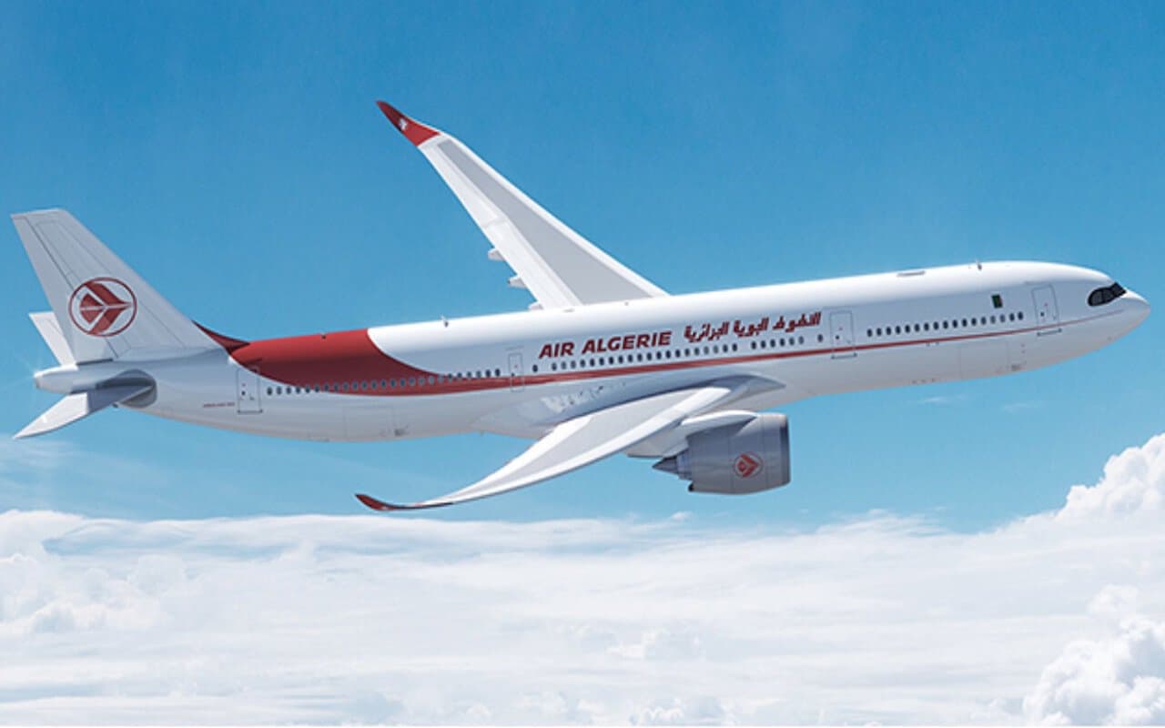 Avion Air Algérie A330neo dans le ciel avec logo visible.