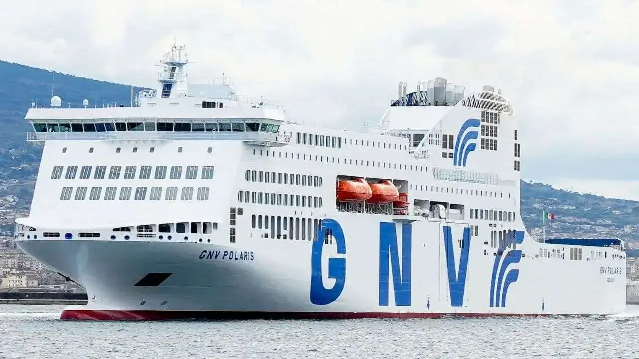 Ferry GNV Polaris naviguant en mer avec logo visible.