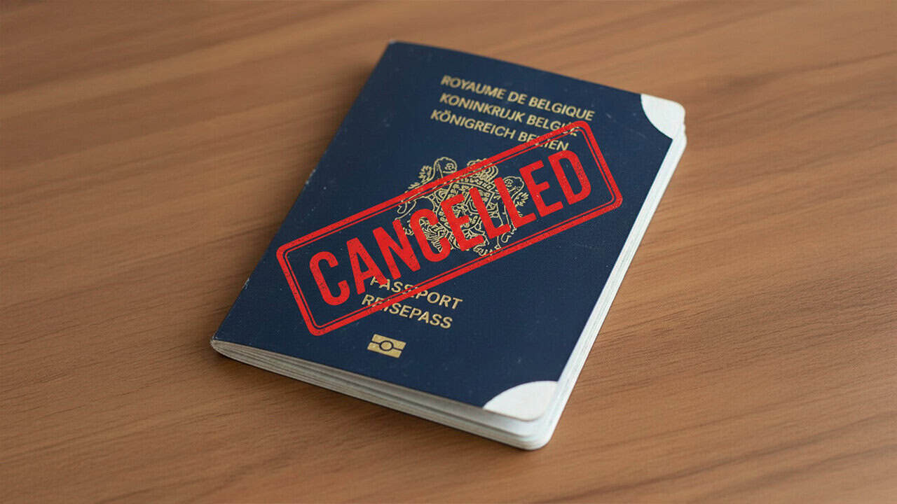 Passeport belge avec un tampon 'Annulé' rouge.