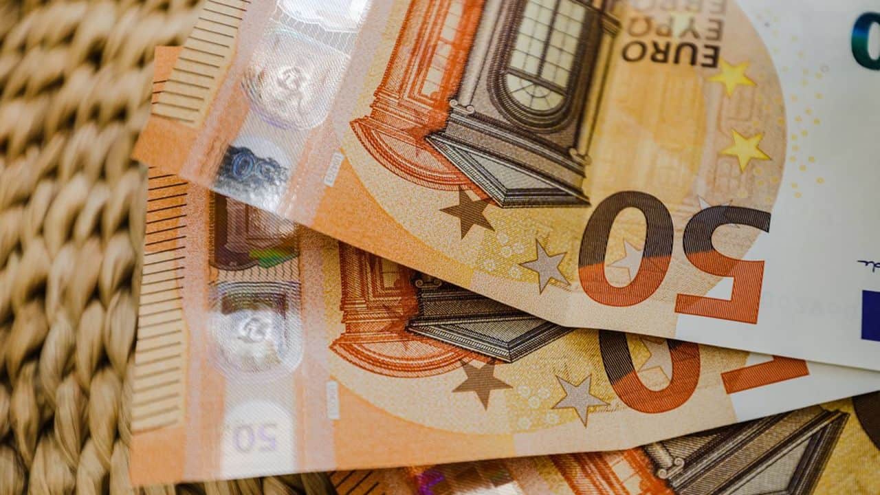 Billets de 50 euros empilés, symbole de l'économie européenne.