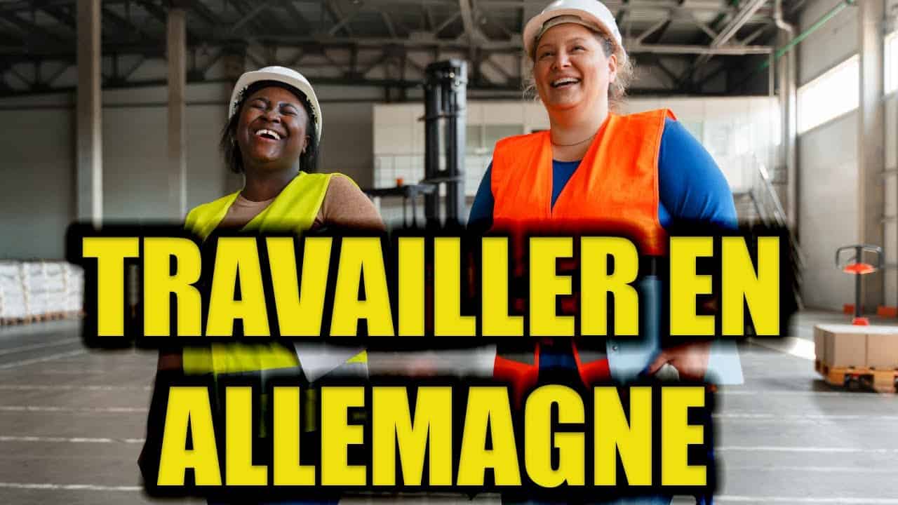 Deux femmes souriantes en vestes de sécurité dans un entrepôt allemand.