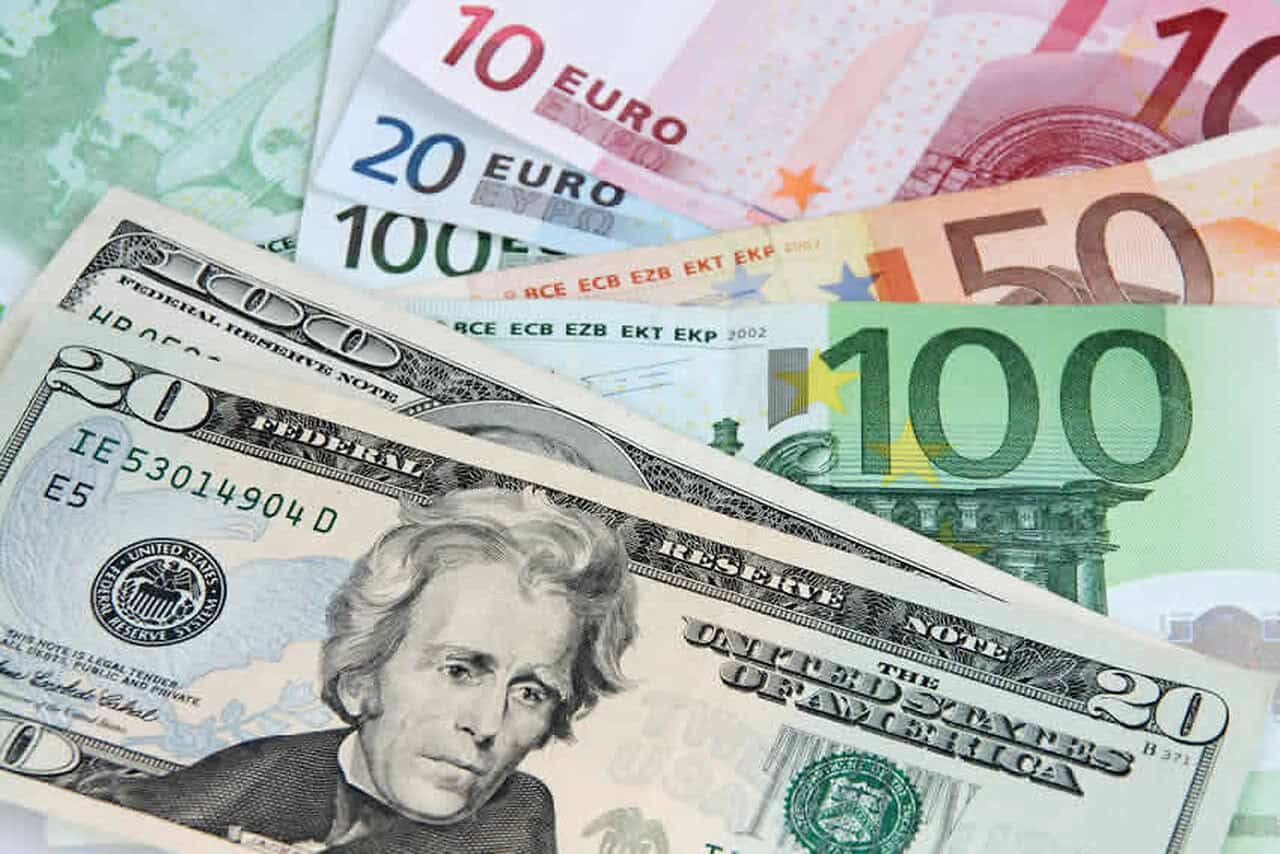 Billets de banque en euros et dollars américains.