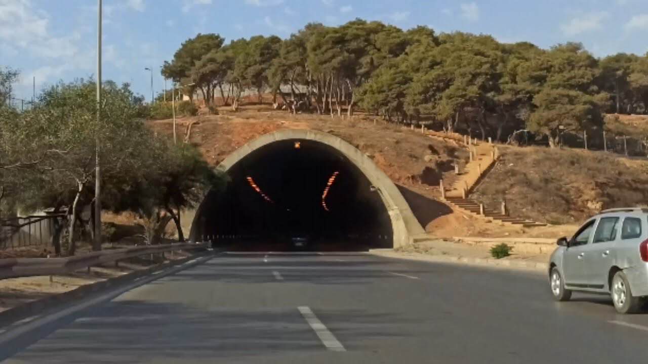 Tunnel de la Chiffa avec entrée sombre et paysage environnant.