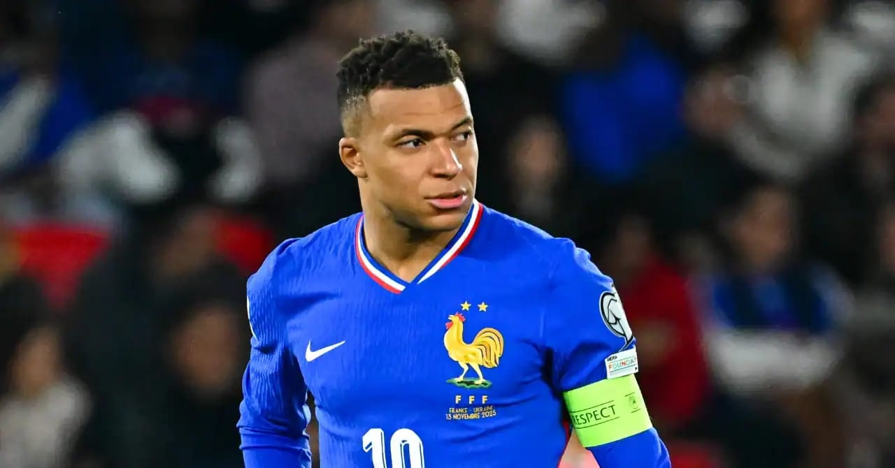 Kylian Mbappé en action avec le maillot de l'équipe de France.