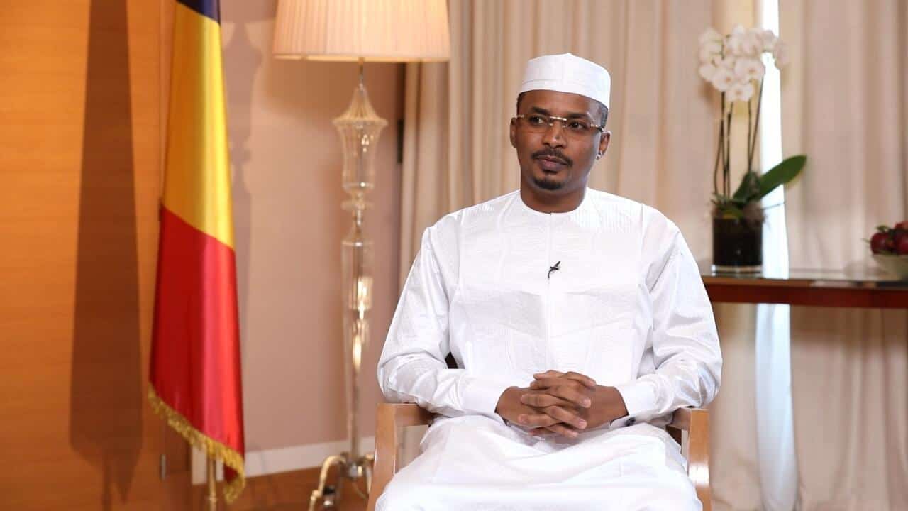 Le président tchadien en visite officielle dans un cadre intérieur élégant.