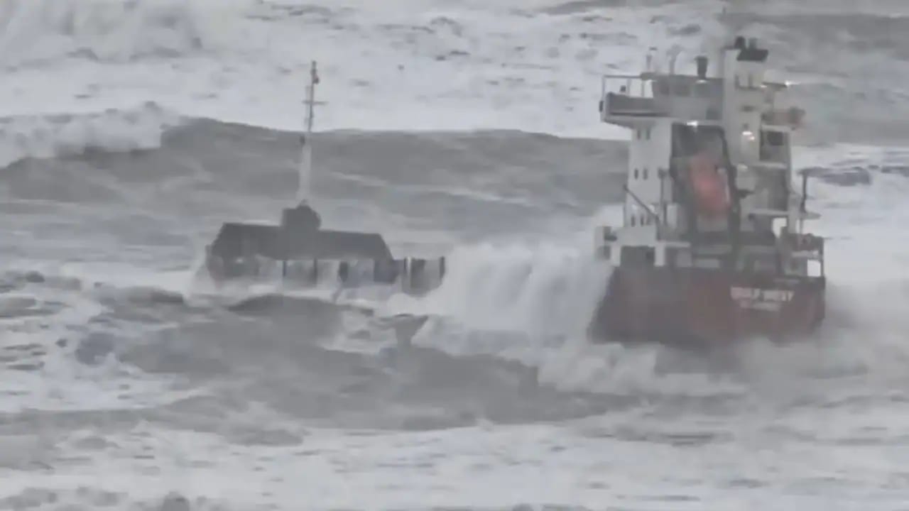 Navire marchand en mer agitée évitant un échouement.