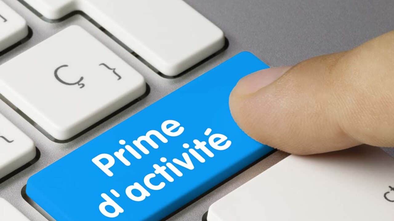 Touche sur un clavier avec le bouton Prime d'activité en bleu.