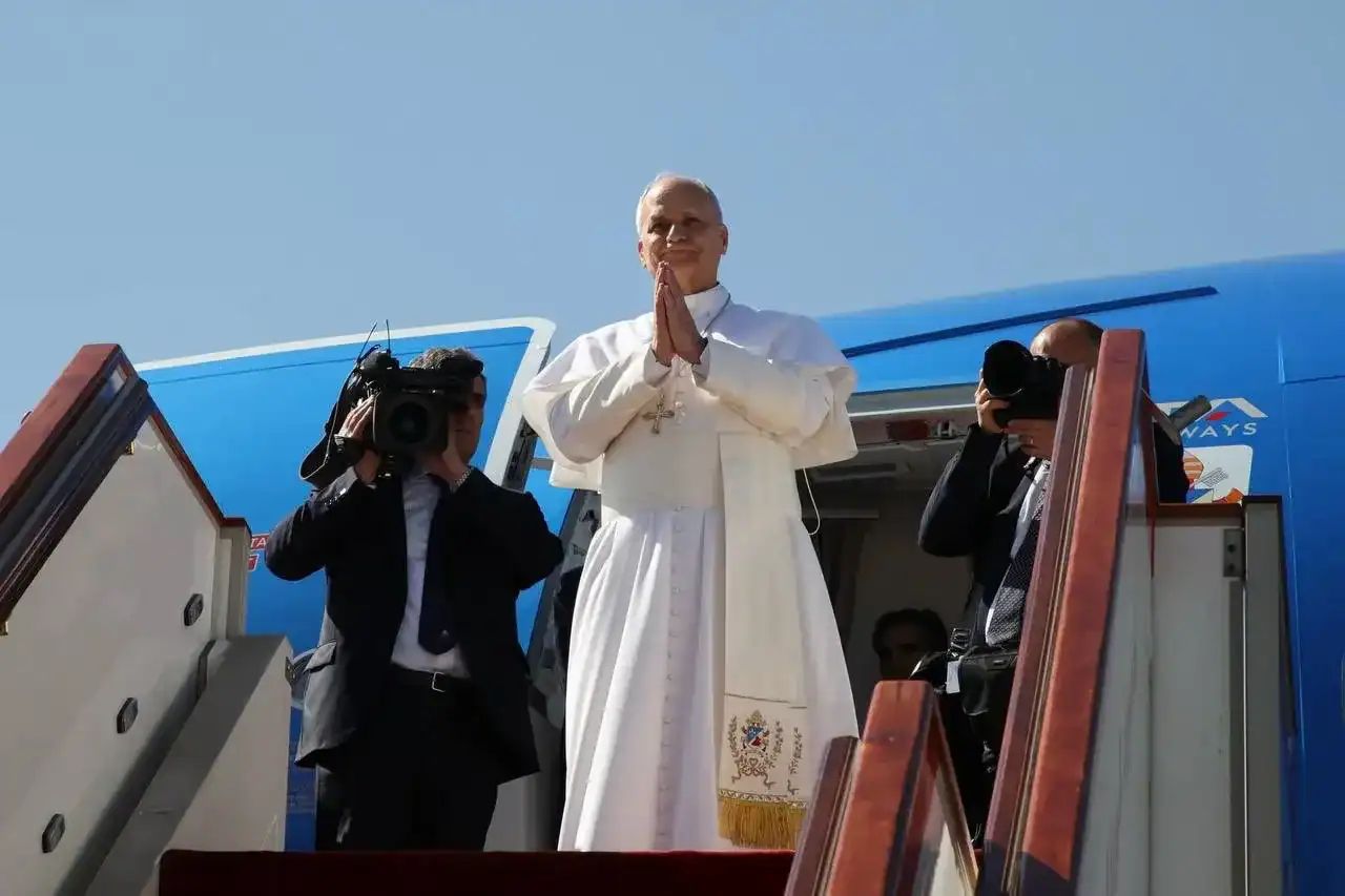 Le Pape Léon XIV saluant lors de son arrivée en Algérie en vol.